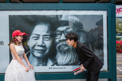 分享婚纱照，穿着婚纱嫁给爱情
现在街拍风很流行～个人也偏向喜欢街拍风
拍出来很有feel～拍摄于：深圳樱花树婚纱摄影工作室
