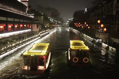 夜景 拍摄街道，河流和道路等采用对称式构图