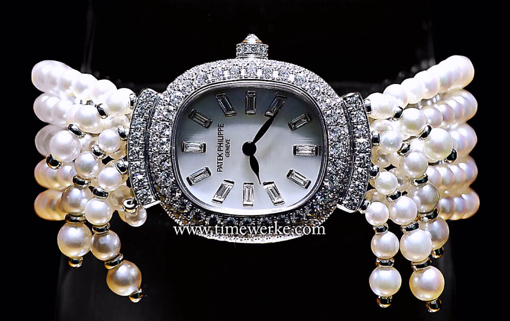 英女王伊丽莎白二世的珍珠钻石手表，具体来源不明，百达翠丽制作也曾在他们家展览出现过，估计是啥人送的礼物？据粉丝站资料最早出现是08年，差不多每年都会戴一次。伊丽莎白一般戴在左手，虽然白天晚间场合都戴过，但一般搭配白手套，所以戴起来没啥存在感还不如静置图好看诶 ​​​