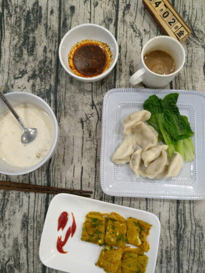 牛奶麦片+水饺+鸡蛋卷