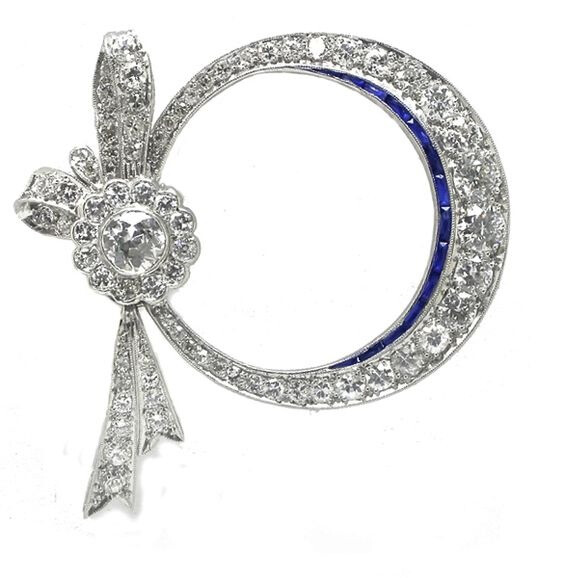 Ring Brooch，珠宝的珍贵除了材质和工艺以外，其背后隐含的各种意义和象征也令人心动，图一指环造型的胸针，是13世纪最流行的新哥特风格珠宝，以葡萄和蔓藤为装饰元素，收藏于V&A博物馆，在中世纪，赠送礼物是非常浪漫的行为，这种胸针是朋友和爱人才会赠送的礼物，珠宝语言：“I am here in place of a friend。”接受者如果佩戴在身上，既是表达对朋友的忠诚或是对爱人的忠贞。珠宝工艺的进步，这种设计到1920年代，Art Deco时期百花齐放，推出了很多更华丽的指环造型胸针。