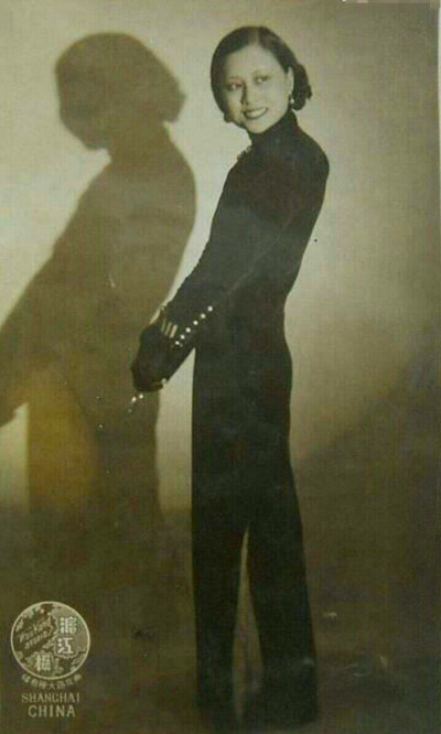 “小妹妹”黎明晖，家里人称她为“少爷”。毕业于两江女师，在电影圈内外，深得观众喜爱。
