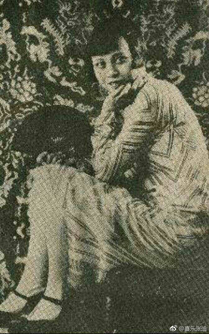 “小妹妹”黎明晖，家里人称她为“少爷”。毕业于两江女师，在电影圈内外，深得观众喜爱。
