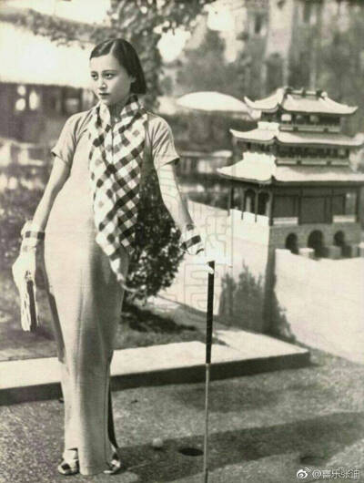 “小妹妹”黎明晖，家里人称她为“少爷”。毕业于两江女师，在电影圈内外，深得观众喜爱。