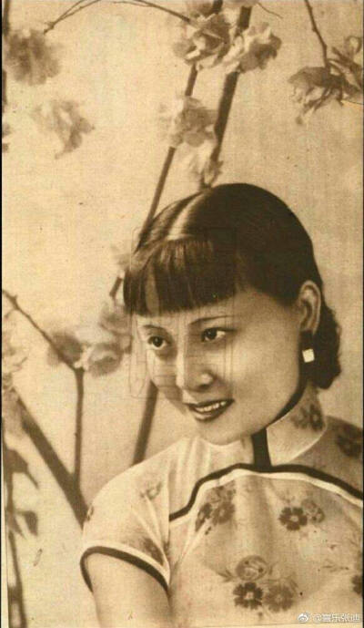 “小妹妹”黎明晖，家里人称她为“少爷”。毕业于两江女师，在电影圈内外，深得观众喜爱。