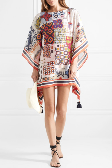 Tory Burch 这款长罩衫裙采用轻盈的棉丝混纺面料制成，色彩鲜艳的图案仿若剪贴簿般散发出艺术之感。它拥有宽松的廓形，配有珠饰的流苏令其更显飘逸，不对称的几何美感也由此凸显。下次度假的沙滩罩衫，该是非它莫属了。