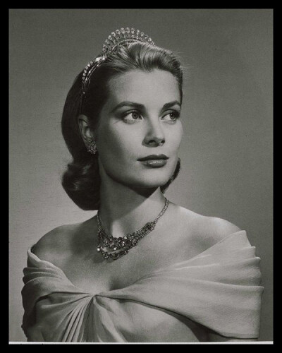 格蕾丝·凯利（Grace Kelly），1929年11月12日出生于费城，美国影视演员。 1956年，格蕾丝·凯利与雷尼尔三世结婚，成为摩纳哥王妃。 1982年9月，格蕾丝因车祸去世，享年52岁。