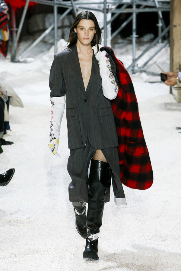 美国设计师品牌 Calvin Klein 2018 秋冬高级成衣本季创意总监 Raf Simons 将秀场搬到了美国证券交易所，这是他与艺术家 Sterling Ruby 合作的艺术三部曲中的最后一部。Raf Simons 将这场主题为“Landscapes”的时装秀变成了 B级片拍摄现场，一切看上去就像后末世时代的美国大平原～