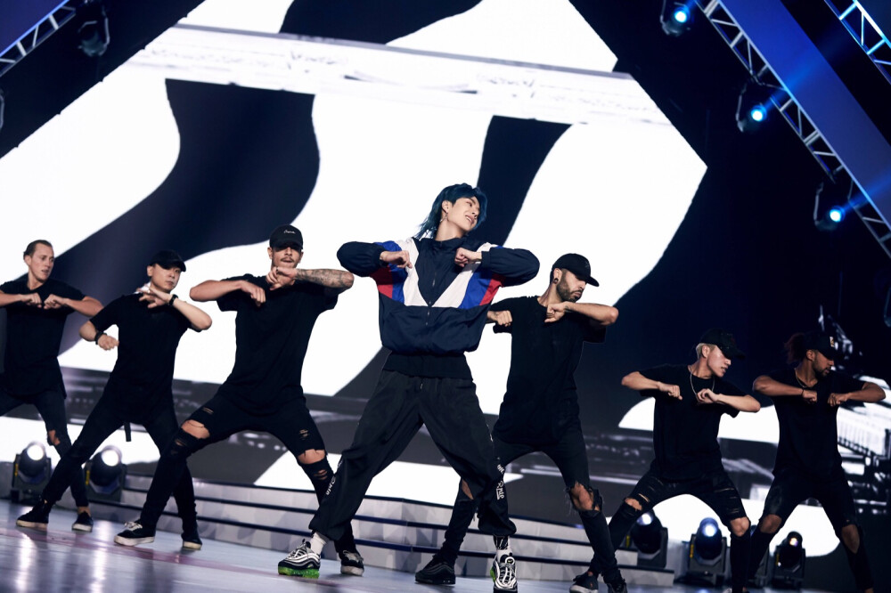 官博更博：#王一博# · #王一博创造101# 发布会
逆风翻盘，向阳而生；亦师亦友，相伴成长。
舞力少年，与你一起见证梦想
你好，舞蹈导师@UNIQ-王一博
4月21日起 每周六晚8点 @腾讯视频创造101 ​​​