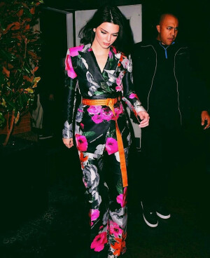 Kendall jenner in ss18 women's Off-White floral suit