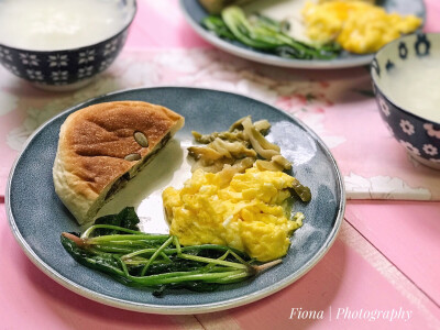 20180413早！今天吃红豆麻糬栗子包➕嫩炒蛋➕炒菠菜➕榨菜➕白米粥 胃不舒服就想喝粥 柳哥家的菠菜太嫩了 直接带着根炒的 想到了紫薇说的红嘴绿鹦哥 又来一波乍暖还寒 降雨又刮风 大家都要注意保暖！#每日两人份早餐…