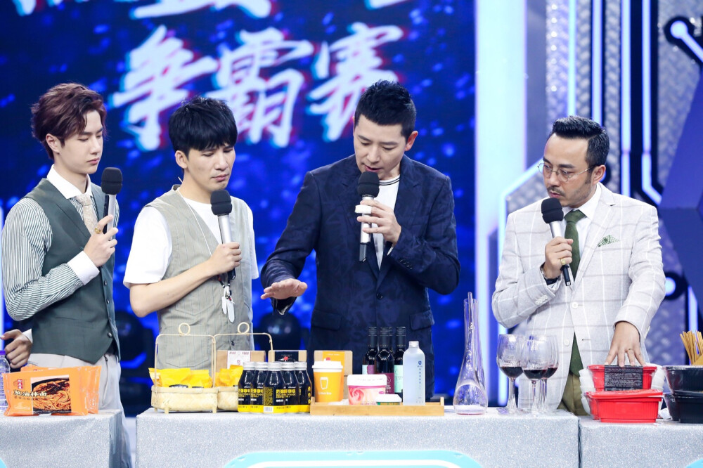 官博更博：#天天向上王一博# “天天创想会”开幕啦，金牌投资人、明星创业者齐聚@天天向上 [中國贊] 今晚22:00湖南卫视，热血创业争霸赛，一触即发！到底是什么样的美味让@UNIQ-王一博 吃得停不下来？官博君决定团购走一波～[阴险]