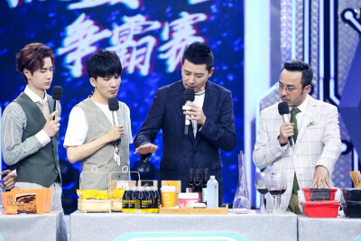 官博更博：#天天向上王一博# “天天创想会”开幕啦，金牌投资人、明星创业者齐聚@天天向上 [中國贊] 今晚22:00湖南卫视，热血创业争霸赛，一触即发！到底是什么样的美味让@UNIQ-王一博 吃得停不下来？官博君决定团购…