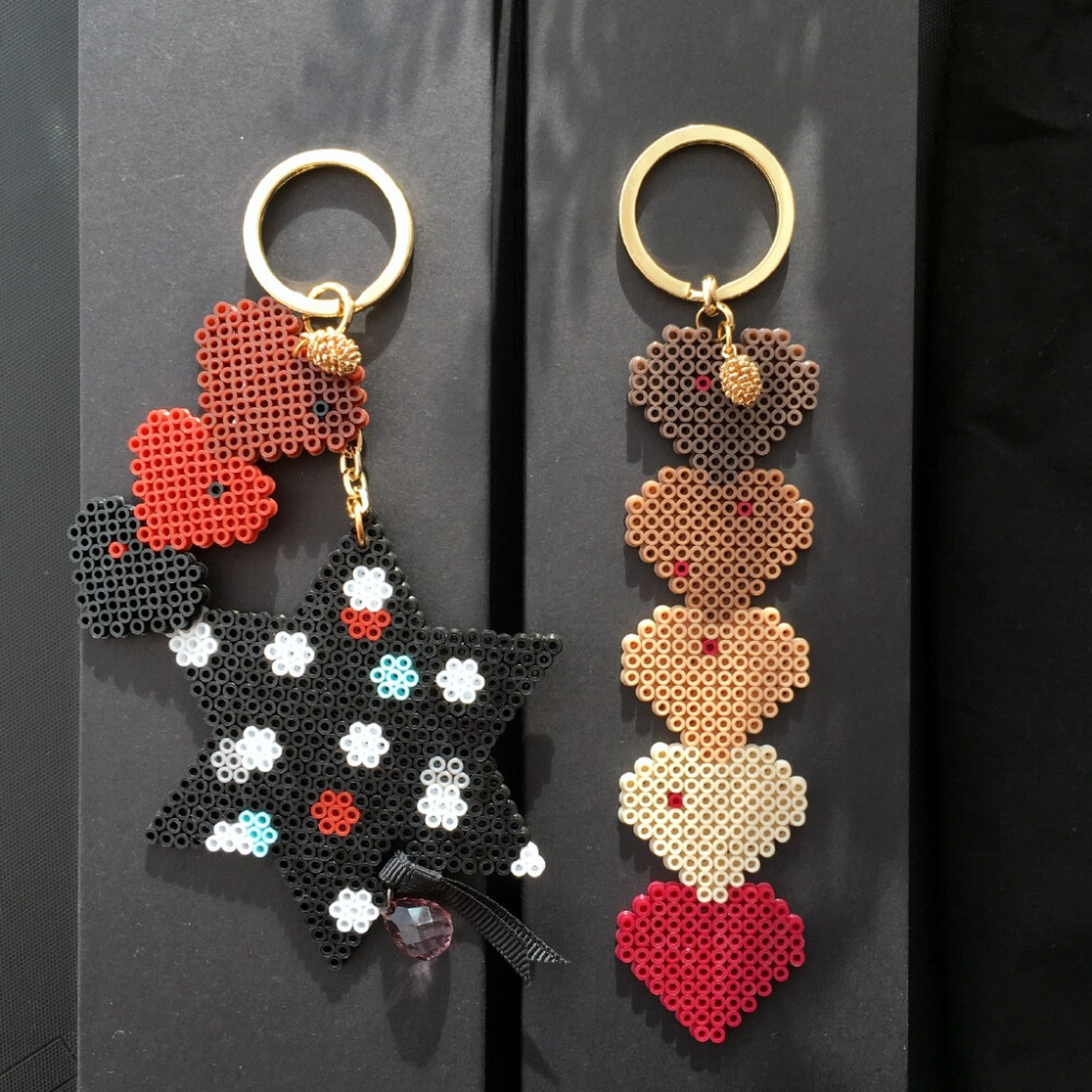 新的来了
准备圣诞节送出的小礼物
用上了之前的两颗松果
- ​​​
@MM拼豆 ​​​​