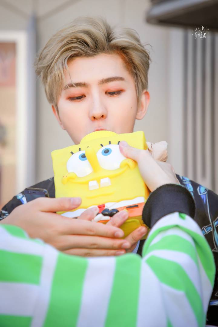 蔡徐坤｜站子图
【2018/4/14美国外出 超级可爱的！ 图源微博@八月夢遊者｜蔡徐坤】