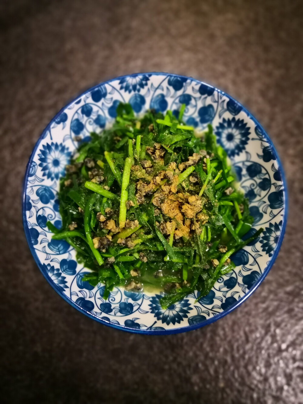 小青菜炒毛豆米，冬天自己腌制的鸡腿，春天的韭菜炒螺蛳