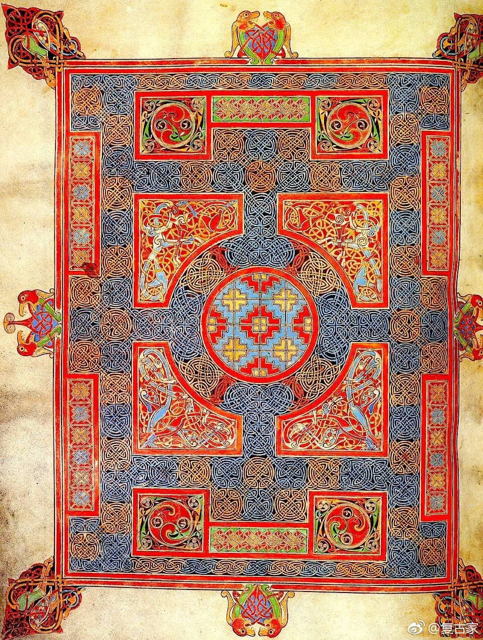 [cp]凯尔特纹饰(Celtic Knot) ​，凯尔特人（Celts），他们在罗马帝国时期与日耳曼人、斯拉夫人一起被罗马人并称为欧洲的三大蛮族，也是现今欧洲人的代表民族之一。分布于西欧，现今的爱尔兰人、苏格兰人、威尔士人、英格兰的康沃尔人和法国的布列塔尼人，都属于凯尔特人，其中以爱尔兰人、苏格兰人、威尔士人为代表，他们中的许多人在学术和科学领域以及艺术和工艺领域都颇有建树，并以自己的凯尔特人血统而自豪。
绳结、圆圈、漩涡、花边、鸟类、怪兽、爬行动物、人物、拉坦诺、圣人、字母表、生命树……古老凯尔特艺术充满神秘色彩。#复古##艺术设计##设计秀##vintage#[/cp]