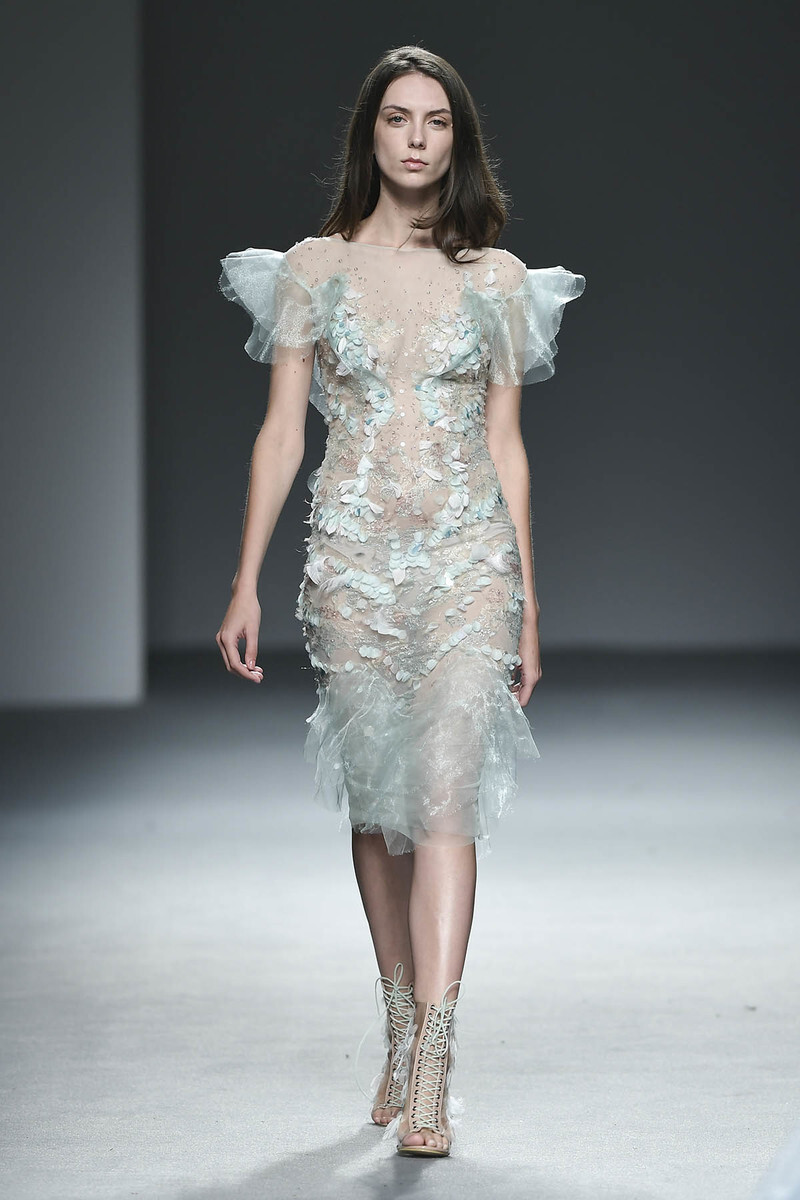马来西亚高端婚纱品牌：The Atelier2018秋冬上海时装周.主题《LE·EARTH》，源自法语，大地之意。