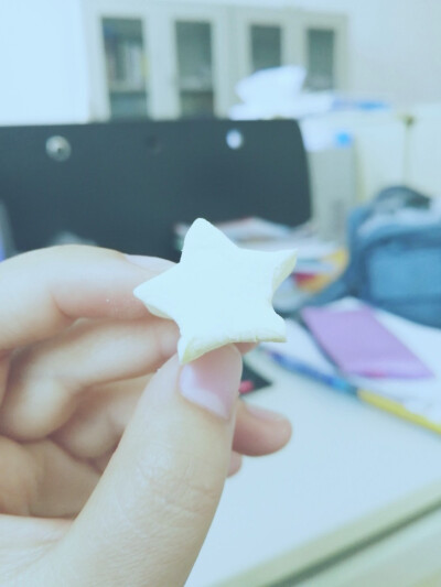 软软的，一点也不正规的五角星形状，但它是棉花糖，不是五角星。