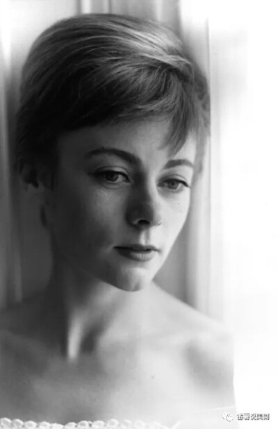 杰拉尔丁·麦克伊万（Geraldine McEwan）1932-2015
英国著名女演员
1991年，杰拉尔丁·麦克伊万曾因《橘子不是唯一的水果》获得全英电视奖最佳女演员奖，并在2004年至2009年期间出演推理女王阿加莎·克里斯蒂同名小说…