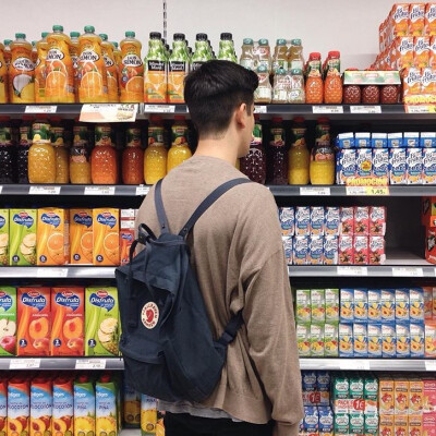 背影男头~
岁月里你很干净，比水淡比酒清.\n