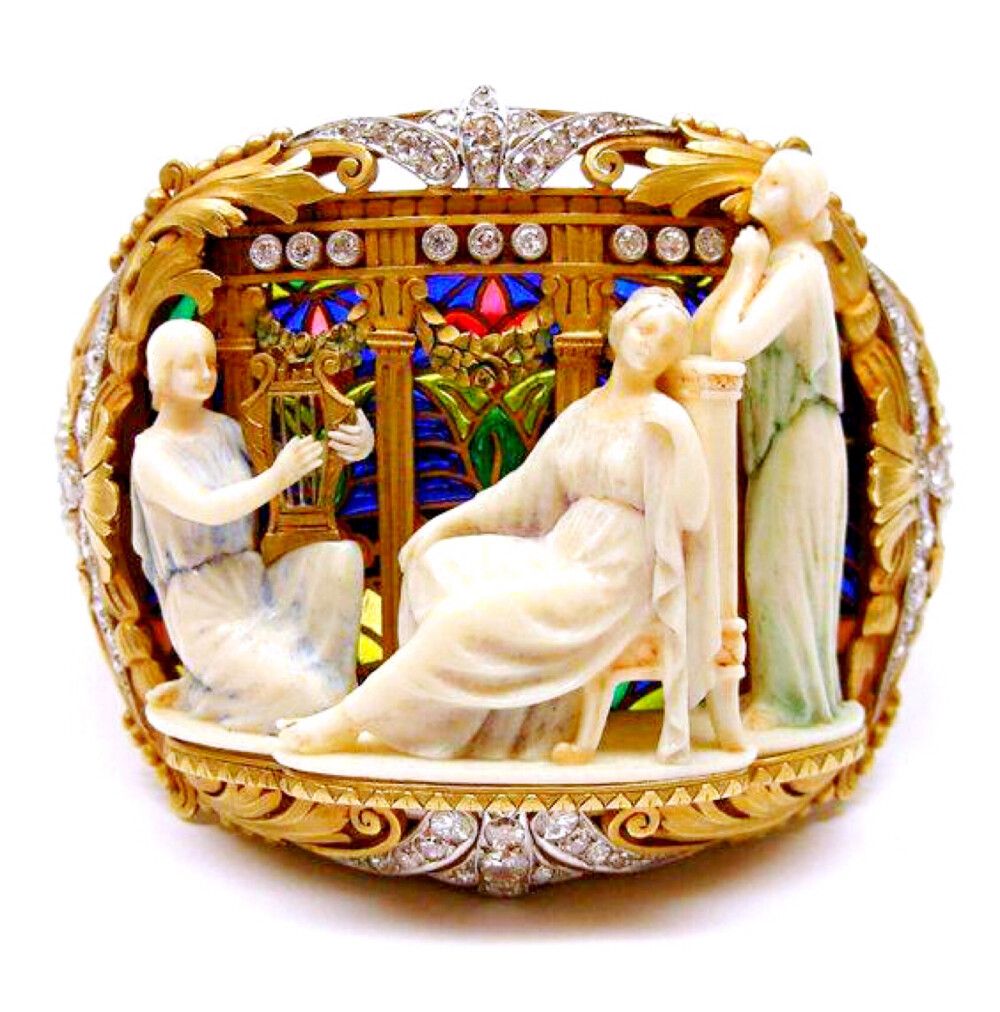 欧洲的铜胎掐丝玻化珐琅工艺源于六世纪拜占庭帝国，由于对工匠的技艺要求极高，耗时长、易破碎，极为珍贵，后来逐渐失传，直到19世纪末的复兴主义珠宝运动兴起，广泛应用于 Art Nouveau 风格饰品。 ​​​