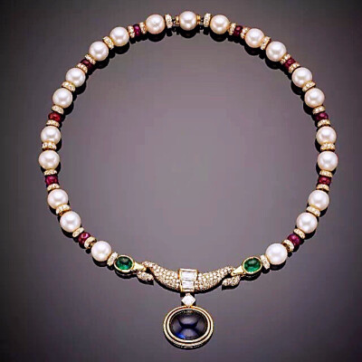 1960年代宝格丽古董项链，主石蓝宝石11.06克拉，祖母绿各2克拉，手工打磨的缅甸红宝石圆珠间隔天然海水珍珠，钻石隔片，端庄大气。
