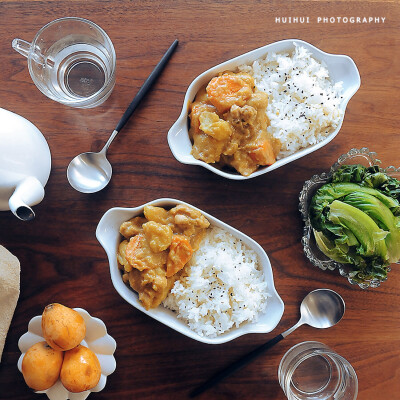 早安，今日早餐：咖喱鸡肉饭+炒生菜+温水+枇杷。
最近的枇杷超级甜~好好吃。
咖喱鸡肉饭做法：《今天吃什么》P127页查看食谱。
餐具厨具店铺：￥uqiJ0InWt3Z￥