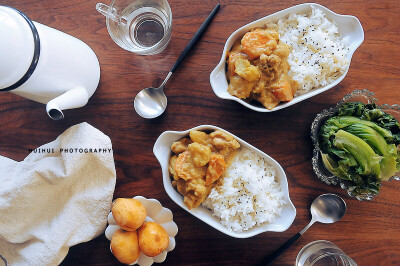 早安，今日早餐：咖喱鸡肉饭+炒生菜+温水+枇杷。
最近的枇杷超级甜~好好吃。
咖喱鸡肉饭做法：《今天吃什么》P127页查看食谱。
餐具厨具店铺：￥uqiJ0InWt3Z￥