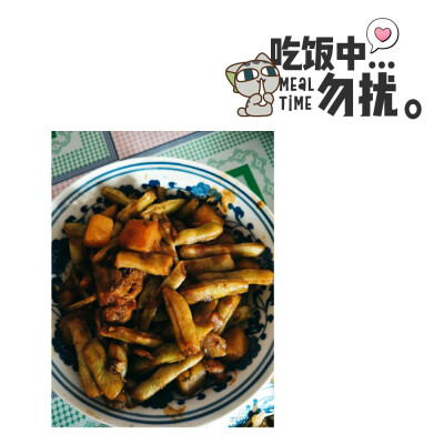 豆角土豆炖排骨，土豆炖的糯糯的，超好吃！