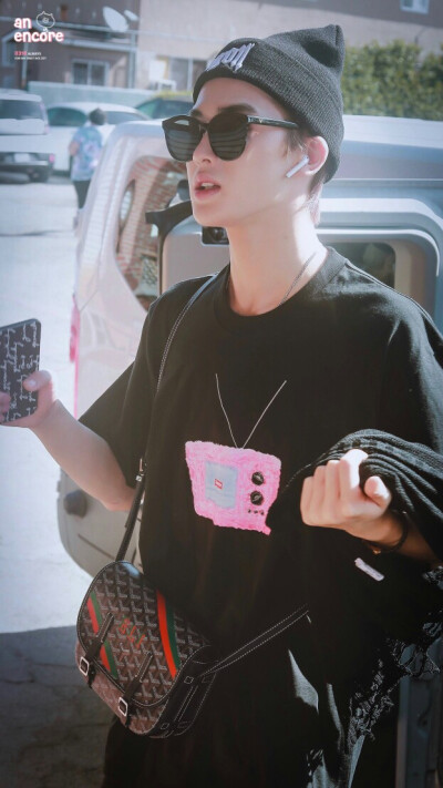 朱正廷♡衣服上的小电视机超可爱啊!