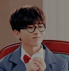 蔡徐坤。我才不会被女孩子欺负呢。叶麟学长。