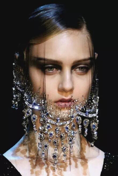 神秘水晶面纱 Armani Privé Haute Couture
