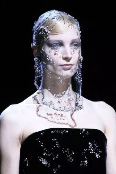 神秘水晶面纱 Armani Privé Haute Couture
