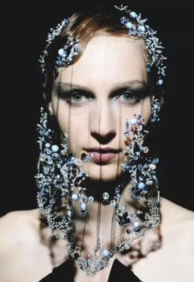 神秘水晶面纱 Armani Privé Haute Couture
