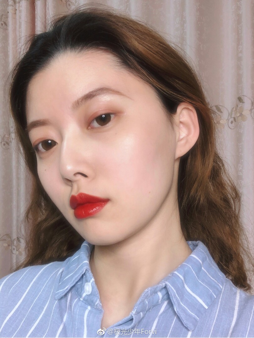 BOBBI BROWN 芭比布朗
Lip Color #9 Burnt Red 试色
超级好看的偏砖红的复古红，无敌显白，也非常衬气质，浓郁饱和度高，无敌好看，自拍分分钟方面女郎。无论是气场女王还是复古女孩都适合！奶油质地顺滑好涂，显色度高，遮盖力也好。
@极光少年Forvi