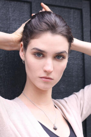 Manon Leloup来自法国巴黎，天生就带着一股子法式浪漫气息，长长的脖颈和治愈系的笑容令人印象深刻，漂亮的灰蓝色眼眸和古典沉静的气质在如今的年轻女孩中也属少见。