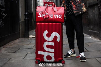 RIMOWA x SUPREME 行李箱
