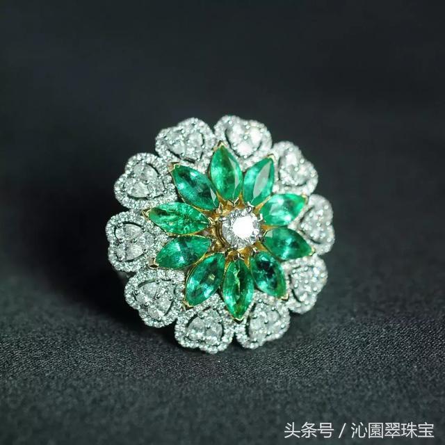 18K祖母绿戒指胸针两用款，祖母绿：2.664ct+中间圆形主钻：D0.30ct，心形钻：D1.263ct+心形围钻：D1.179ct