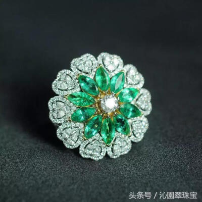 18K祖母绿戒指胸针两用款，祖母绿：2.664ct+中间圆形主钻：D0.30ct，心形钻：D1.263ct+心形围钻：D1.179ct