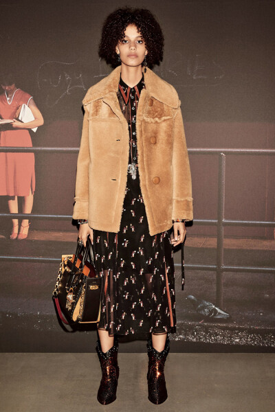 美国时尚品牌 Coach 1941 2018 早春度假系列LookBook 本季创意总监带来很接地气的派对时尚穿搭方案～