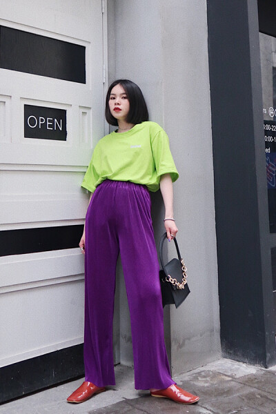 今年大热的紫+经典百褶裤造就出街神裤