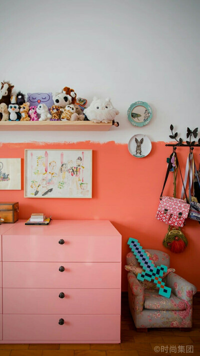 满一点更快乐
女儿房的颜色甜美可爱，各种小毛绒玩具并没有成为收纳的负累，而是被整齐漂亮地摆在搁架上。@时尚家居