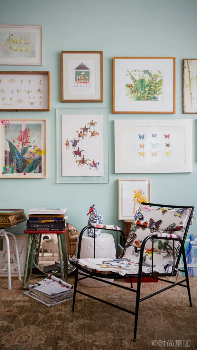 满一点更快乐
工作累了就坐在这把满是蝴蝶的椅子上，墙上的挂画、地板上堆的画册，这些都是瓶颈时期的灵感源泉。@时尚家居