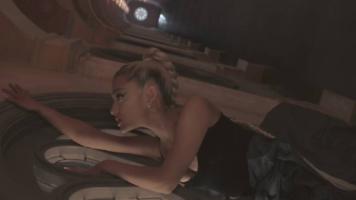 Ariana Grande notearslefttocry 