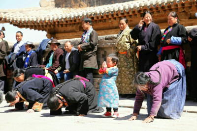 青海省海东市乐都区瞿昙寺铜佛开光随拍