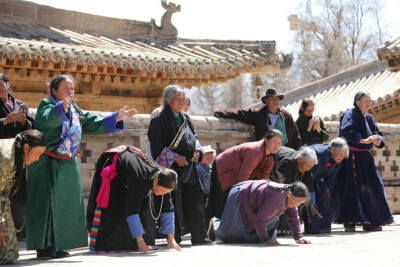 青海省海东市乐都区瞿昙寺铜佛开光随拍