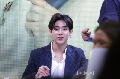 BamBam，全名Bambam Kunpimook Bhuwakul，1997年5月2日出生于泰国曼谷，在韩国发展的泰国籍男歌手、演员，男子演唱团体GOT7成员之一。2007年在泰国举办的“Rain Cover Dance“比赛中获得冠军，被韩国JYP娱乐公司星探…