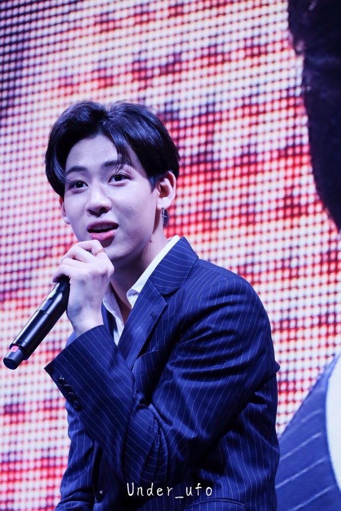 BamBam，全名Bambam Kunpimook Bhuwakul，1997年5月2日出生于泰国曼谷，在韩国发展的泰国籍男歌手、演员，男子演唱团体GOT7成员之一。2007年在泰国举办的“Rain Cover Dance“比赛中获得冠军，被韩国JYP娱乐公司星探挖掘。2012年参演电影《追凶》。2013年参与JYP与YG娱乐公司共同制作的电视节目《WHO IS NEXT:WIN》。2014年1月以演唱团体GOT7正式出道。