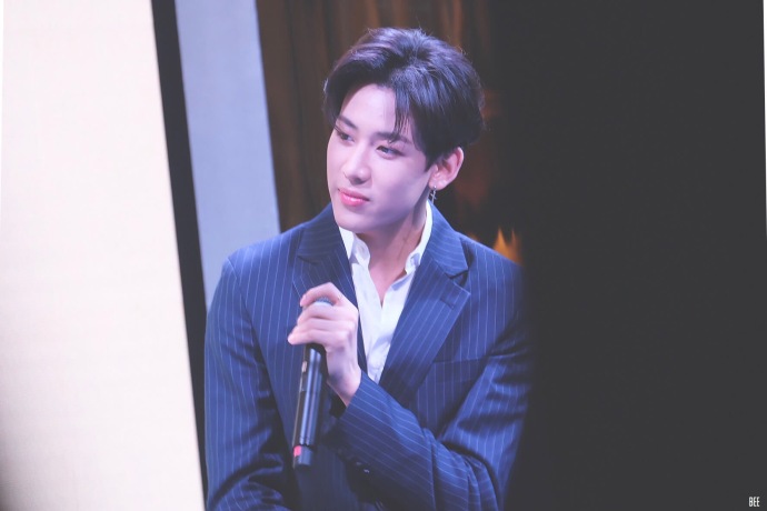 BamBam，全名Bambam Kunpimook Bhuwakul，1997年5月2日出生于泰国曼谷，在韩国发展的泰国籍男歌手、演员，男子演唱团体GOT7成员之一。2007年在泰国举办的“Rain Cover Dance“比赛中获得冠军，被韩国JYP娱乐公司星探挖掘。2012年参演电影《追凶》。2013年参与JYP与YG娱乐公司共同制作的电视节目《WHO IS NEXT:WIN》。2014年1月以演唱团体GOT7正式出道。